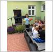 Galeria zdjęć: Zielona przestrzeń integracji. Link otwiera powiększoną wersję zdjęcia.